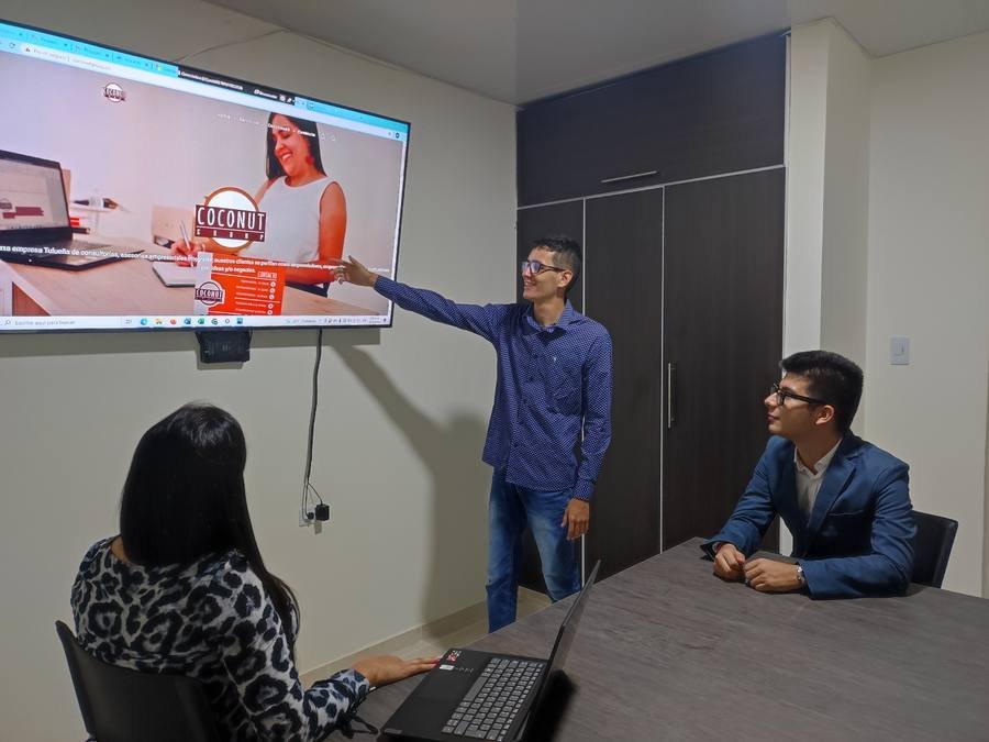 Revisando avances en equipo